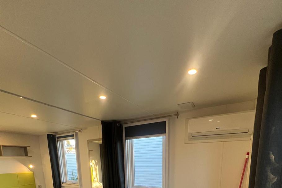 Moderno monolocale con letto, tavolo da pranzo e aria condizionata.